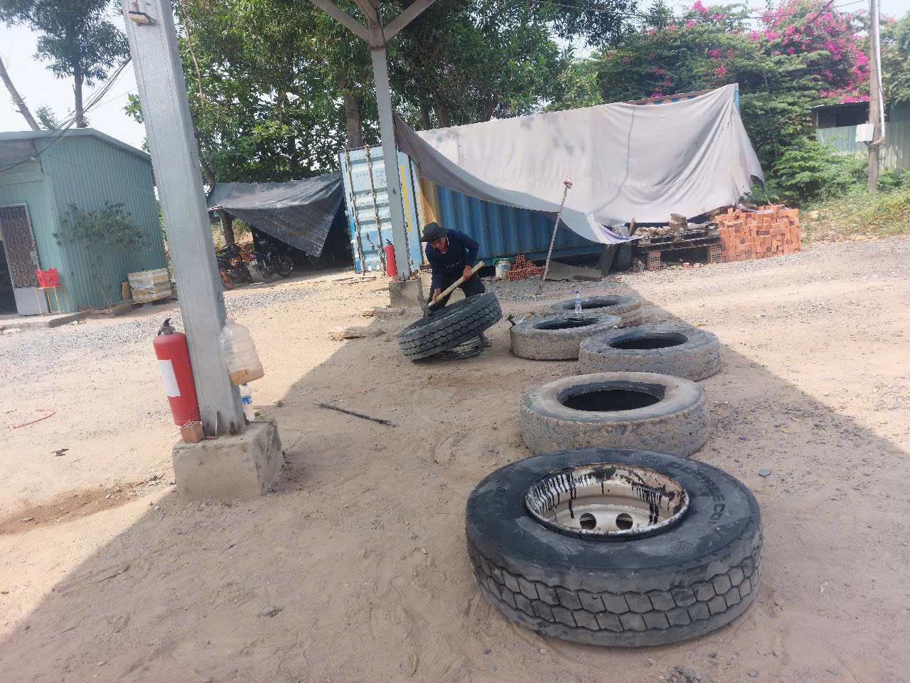 Dịch vụ vá vỏ xe tải lưu động tại kho bãi công ty – 24/7, giá tốt